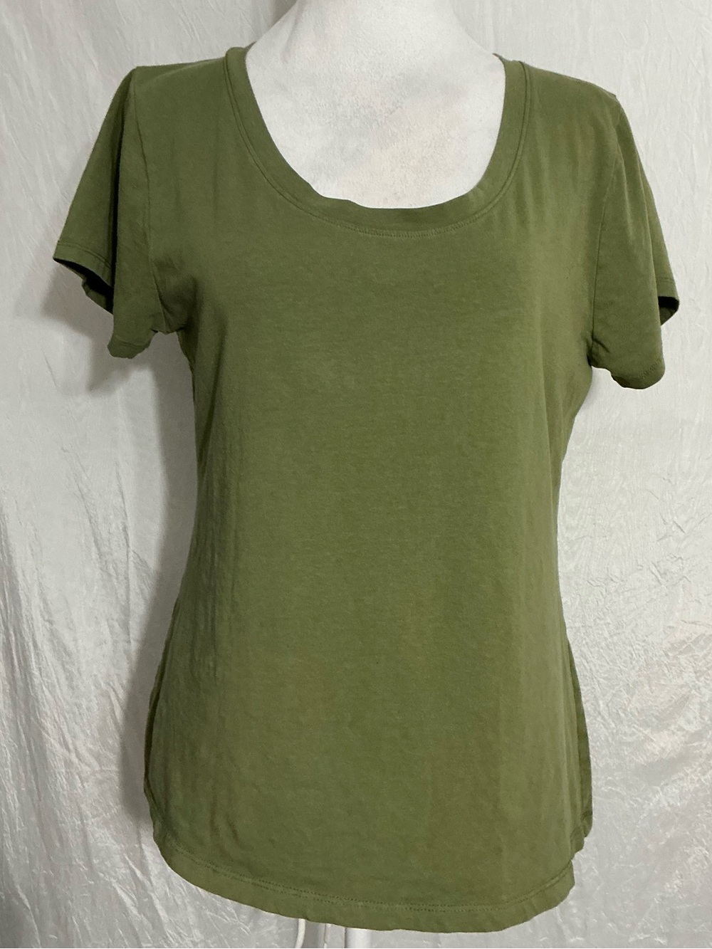 Classic Scoop Neck Women's Tee - Olive Green